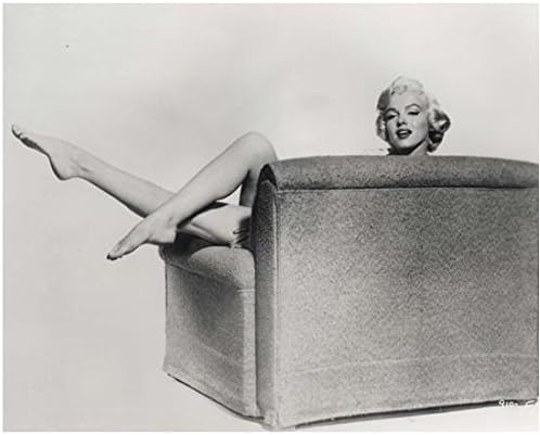 Мерилин Монро Седејќи Долги Голи Нозе Изложени Црно Бели 8 х 10 Инчи Фотографија